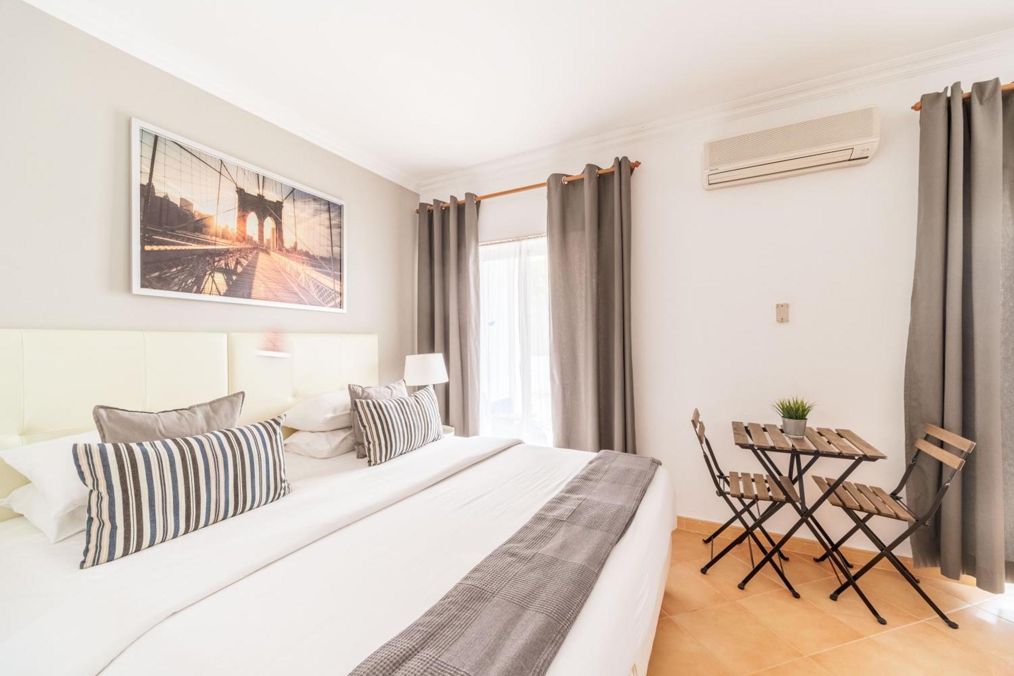 Oasis Beach Apartments Luz Oda fotoğraf